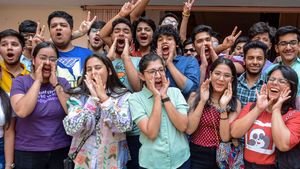 CBSE ने 10वीं-12वीं के लिए जारी किया नया सिलेबस, साल में 2 बार होगी मैट्रिक परीक्षा, नई ग्रेडिंग सिस्टम लागू