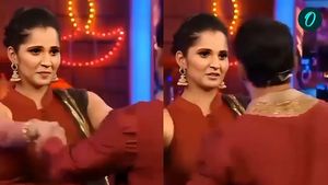 Sania Mirza: सानिया मिर्जा ने थामा बॉलीवुड के दिग्गज एक्टर का हाथ, स्टेज पर सरेआम खुलकर किया ऐसा काम