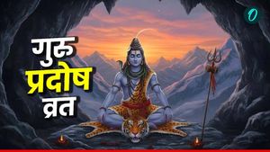 Guru Pradosh Vrat: वृद्धि योग में गुरु प्रदोष व्रत, नहीं हो रहा लगन या छाई है कंगाली तो जरूर करें ये उपाय 