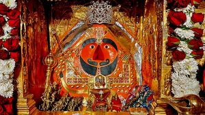 Hanuman Jayanti 2025: राजस्थान का सालासर बालाजी मंदिर, जहां दाढ़ी-मूंछ वाले हनुमानजी के होते चमत्कारी दर्शन