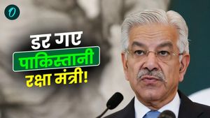 Kashmir Attack: पाकिस्तानी रक्षा मंत्री को युद्ध का डर! जानिए भारत को गीदड़भभकी देते हुए क्या कहा?