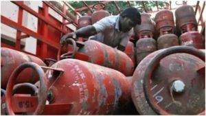 LPG Price: नवरात्रि में  सरकार ने दिया बड़ा तोहफा, सस्ता हुआ LPG सिलेंडर, जानिए क्या हो गई कीमत?