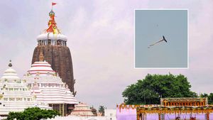 जगन्नाथ मंदिर में हुई विचित्र घटना, ध्वज ले उड़ा चील! अनहोनी की आशंका से घबराए लोग, वायरल हो रहा वीडियो