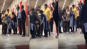 Viral: हॉस्टल में सूटकेस के जरिए गर्लफ्रेंड की एंट्री! छात्र का कारनामा कैमरे में हुआ कैद
