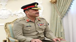 Asim Munir: पाकिस्तान आर्मी चीफ को मिला प्रमोशन, इधर सोशल मीडिया पर शुरू हो गया बवाल