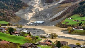 Switzerland आल्प्स की पहाड़ियों में टूटा ग्लेशियर, मलबे में दफन हुआ पूरा गांव, देखें Video