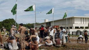 Pakistan Economy: युद्ध की धमकी दे रहे पाकिस्तान की कंगाली आई दुनिया के सामने, वर्ल्ड बैंक ने खोली पोल