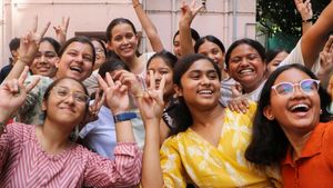 CBSE 12th Board Result 2025 DECLARED: 12वीं बोर्ड में एक बार फिर लड़कियों ने मारी बाजी, कुल 88.39% स्टूडेंट पास