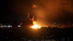 Israel Strikes: इज़राइल ने लेबनान में हिज्बुल्ला के UAV अड्डों पर की 'सर्जिकल स्ट्राइक', पूरी रात हवाई हमले
