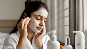 Summer Skincare Tips: गर्मियों में इन 7 टिप्स की मदद से स्किन का रखें ख्याल, चमकदार और हेल्दी रहेगी त्वचा
