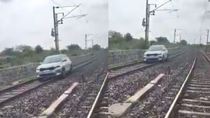 Car On Railway Track: महिला ने रेलवे ट्रैक पर दौड़ई कार, अफरा-तफरी में 15 ट्रेनें डायवर्ट, क्या है पूरा मामला?