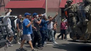 America Immigration Raids: लॉस एंजिलिस में अवैध प्रवासियों के खिलाफ बड़ा एक्शन, 44 लोगों की गिरफ्तारी पर बवाल