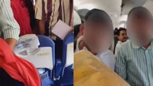Indigo Flight में यात्री ने चुराया लाइफ जैकेट, सोशल मीडिया पर वीडियो वायरल, लोग बोले-'पब्लिक शेमिंग जरूरी है' 
