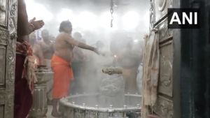 Sawan 2025: सावन का पहला सोमवार आज, चारों ओर 'हर-हर महादेव' की गूंज, महाकाल बाबा की हुई भस्म आरती 