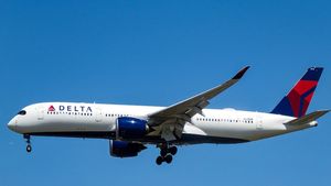 उड़ान भरते ही  Delta Air Lines के प्लेन में लगी भयंकर आग, देखें रोंगटे खड़े कर देने वाला VIDEO
