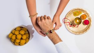 Raksha Bandhan 2025: राखी को यादगार बनाने के लिए खरीदें ये गिफ्ट्स, बहन भी हो जाएगी गदगद