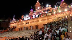 जन्माष्टमी पर वृंदावन मंदिर में जुटे लाखों भक्‍त, सजी झा‍ंकियां, देखें Video, जानें पूजा का शुभ मुहूर्त 