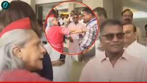 VIDEO: सेल्फी के बदले मिला जोरदार धक्का! जया बच्चन का खुलेआम चला हाथ! सीन देख सब रह गए भौचक्के