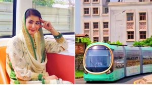 Maryam Nawaz की उड़ी खिल्ली! पाकिस्तान की 'पहली ट्रैकलेस ट्राम' को हरी झंडी देने पर लोग बोले- इसे बस कहते हैं 