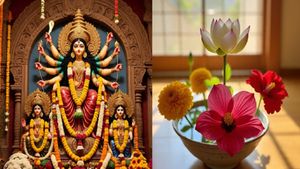 Shardiya Navratri 2025: नवरात्रि पर मां दुर्गा को अर्पित करें ये 5 फूल, बदलेगी किस्मत, होगी पैसों की बरसात