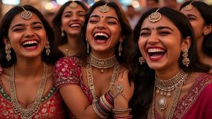 Shardiya Navratri 2025: नवरात्रि पर कैरी करें ये स्पेशल ज्वैलरी और एक्सेसरीज, लुक में लगेगा चार चांद