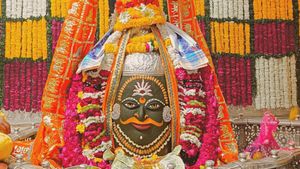 Chandra Grahan: सूतक काल में भी नहीं बंद होते कपाट, महाकाल सहित इन मंदिरों में ग्रहण के वक्त भी होते हैं दर्शन