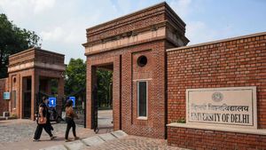 DU Admission 2025: CUET के मार्क्स के बिना डीयू में एडमिशन, 12वीं के नंबर से कैसे मिल रहा दाखिला?