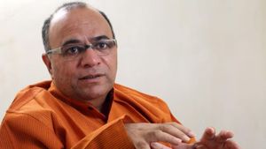 प्रतिस्पर्धा और तनाव से घिरे जीवन में आत्म अवलोकन और संतोष का महत्व
