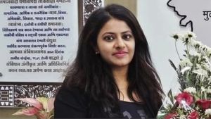 Maharashtra: फर्जी IAS पूजा खेडकर का एक और कांड आया सामने, मां ने ट्रक ड्राइवर को किया किडनैप!