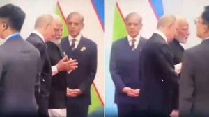 पुतिन से गर्मजोशी से मिले PM मोदी, खिसियानी बिल्ली जैसी नजरों से देखते रहे Shahbaz Sharif, देखें वीडियो