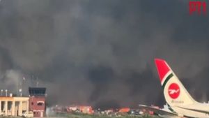 Bangladesh: ढाका एयरपोर्ट के कार्गो टर्मिनल में लगी भीषण आग, सभी फ्लाइट की गई कैंसल, VIDEO 