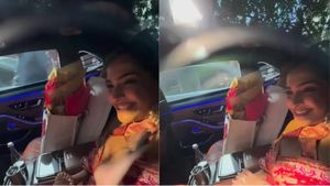 प्रेग्नेंसी रूमर्स के बीच Sonam Kapoor सेलिब्रेट कर रहीं करवा चौथ, मुस्कुराते हुए इस तरीके से छुपाया बेबी बंप!