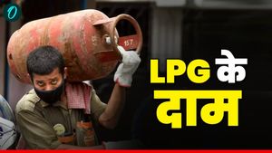 LPG Price: दशहरे के ठीक पहले फूटा महंगाई बम, महंगा हुआ एलपीजी सिलेंडर, जानिए क्या हो गया रेट? 