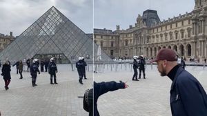 Paris Louvre Museum Loot: 4 लुटेरों ने 5 मिनट में पार किए 9 बेशकीमती आभूषण, जानें List में क्या-क्या?  