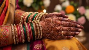Karwa Chauth Mehndi Design: इस करवा चौथ ट्रेंड में हैं ये मेहंदी डिजाइन, पतिदेव जरूर करेंगे तारीफ 
