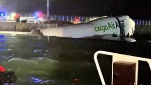 Hong Kong plane crash: लैंडिंग के समय प्‍लेन का बिगड़ा कंंट्रोल, समुद्र में जा गिरा कार्गो, 2 की मौत, VIDEO 
