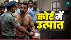 Delhi: कोर्ट में अंडरगारमेंट्स पहनकर शामिल हुआ बदमाश, पीता रहा शराब और सिगरेट, फिर क्या हुआ?