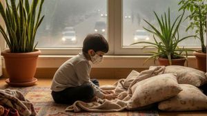Delhi-NCR Pollution: जब हवा बन जाए जहर, तो कैसे बचाएं बच्चों की सेहत? अपनाएं ये असरदार तरीके