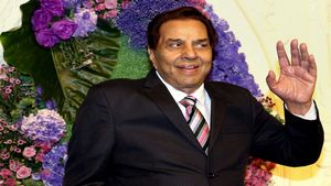 बॉलीवुड की इन खूबसूरत एक्ट्रेस के साथ जुड़ा था Dharmendra का नाम, एक तो है हेमा मालिनी की बेस्ट फ्रेंड