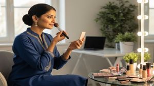 वर्किंग वुमन के लिए ये है हर दिन का मेकअप गाइड, स्मार्ट और प्रोफेशनल लुक पाने के लिए अपनाएं 7 आसान टिप्स