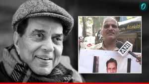 'कल से खाना नही खाया', धर्मेंद्र के घर के आगे फूट-फूट कर रो पड़ा फैन, कैसी है अब बॉलीवुड के 'ही-मैन' की तबीयत?