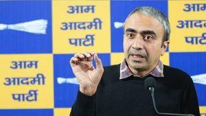 हरियाणा के सरकारी स्कूलों में 5 डिग्री तापमान में टाट-पट्टी पर बैठने को मजबूर मासूम, AAP ने सच किया उजागर 