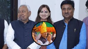 Bihar News: नीतीश के विधायक को पहनाया गया सोने का मुकुट, कौन है वो शख्स जिसने दिया इतना कीमती तोहफा?