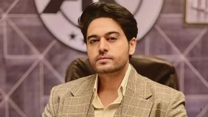 Bigg Boss 19 Winner: सलमान खान ने थमाई कानपुर के लड़के को ट्रॉफी, भाई को विनर देख छलके मृदुल के आंसू
