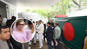 Khaleda Zia Funeral: राजकीय सम्मान के साथ सुपुर्दे-खाक हुईं खालिदा जिया, ढाका की सड़कों पर उमड़ा जनसैलाब 
