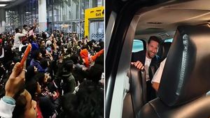 Lionel Messi: भारत की धरती पर 14 साल बाद मेसी की एंट्री, एयरपोर्ट पर उमड़ी भीड़, आतिशबाजी में डूबा कोलकाता
