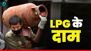 LPG Price:  दिसंबर के पहले दिन मिली खुशखबरी, सस्ता हुआ एलपीजी सिलेंडर, जानें क्या हो गया रेट? 