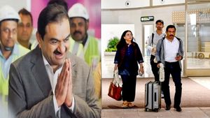 Navi Mumbai international airport: एयरपोर्ट पर फर्स्‍ट डे गौतम अडानी ने यात्रियों का खुद Welcome कर जीता दिल 