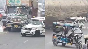 Rampur Accident Viral Video: ओवरलोड ट्रक के नीचे आई बोलेरो, ड्राइवर की मौत, रोंगटे खड़े कर देगा ये CCTV वीडियो