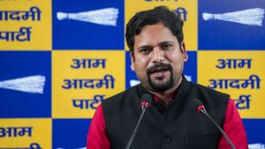 Sanjeev Jha: दिल्ली के शिक्षकों से करवाई जाएगी कुत्तों की गिनती, सांसद संजीव झा के खुलासे ने मचाया हड़कंप